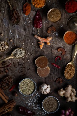 Ahşap masa manzaralı Hint yemeği çeşnili garnitür karışımı. Mutfak tahtasındaki Asya organik bitki aroması baharatlı baharat konsepti.