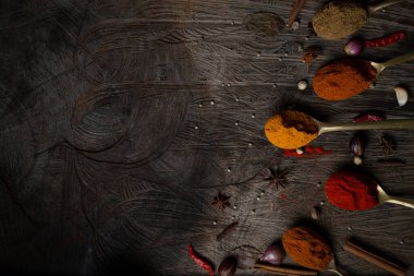 Ahşap masa manzaralı Hint yemeği çeşnili garnitür karışımı. Mutfak tahtasındaki Asya organik bitki aroması baharatlı baharat konsepti.