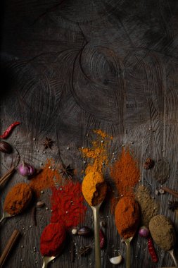 Ahşap masa manzaralı Hint yemeği çeşnili garnitür karışımı. Mutfak tahtasındaki Asya organik bitki aroması baharatlı baharat konsepti.