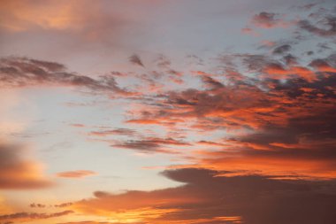 Canlı turuncu ve mor bulutlu dramatik günbatımı gökyüzü, barışçıl ve romantik bir atmosfer yaratıyor. Özgeçmiş, seyahat temaları ve ilham verici tasarımlar için mükemmel..