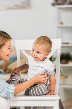 mutlu anne neşeli oğluyla iyi vakit geçiriyor 