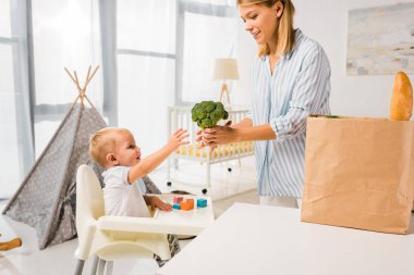 Bebek koltuğu brokoli içinde oturan oğlu veren anne