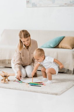 mutlu anne ve çocuk odasında çizim birlikte çok güzel yürümeye başlayan çocuk