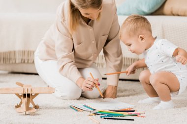 mutlu anne ve çocuk odasında çizim birlikte çok güzel yürümeye başlayan çocuk
