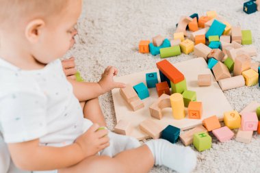 yan görünümü çok güzel toddler renkli küpleri ile oynarken üzerinde