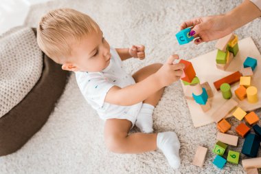 sevimli bebek kreş odasında renkli küpleri ile oynarken üzerinde görüş açısı