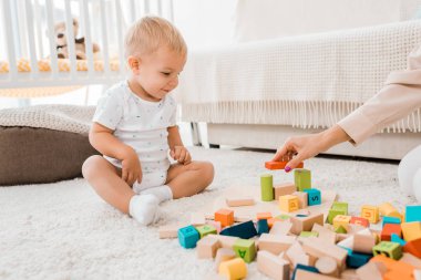 sevimli bebek kreş odasında renkli küpleri ile oynarken