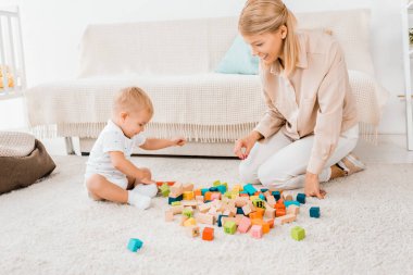 renkli küpler ve anne çocuk odasında oynamaya çok güzel yürümeye başlayan çocuk