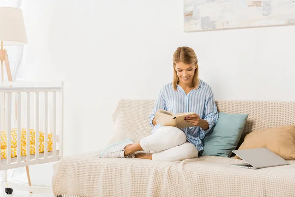 Smiling Adult Woman Sitting Couch Reading Book — Stock Photo, Image