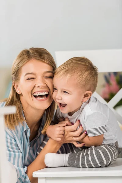 Šťastný Matka Mají Skvělý Čas Veselým Syn — Stock fotografie
