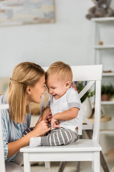 Mãe Feliz Ter Grande Momento Com Filho Alegre — Fotografia de Stock