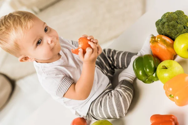 Toddler Słodkie Jedzenie Siedzi Stole Otoczony Owoców Warzyw — Zdjęcie stockowe
