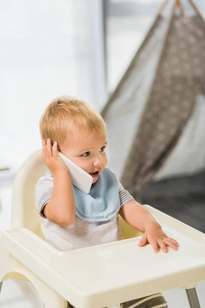 Lindo Niño Hablando Teléfono Inteligente Sentado Silla Bebé — Foto de Stock