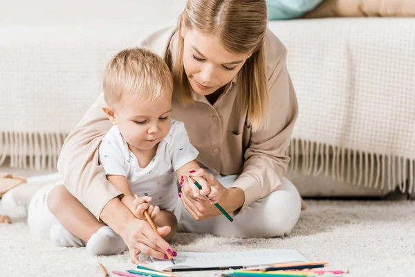 Mutter Und Entzückendes Kleinkind Ziehen Kinderzimmer Zusammen — Stockfoto