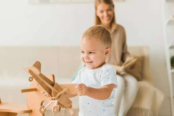 Criança Feliz Brincando Com Brinquedo Avião Brinquedo Madeira Quarto Crianças — Fotografia de Stock