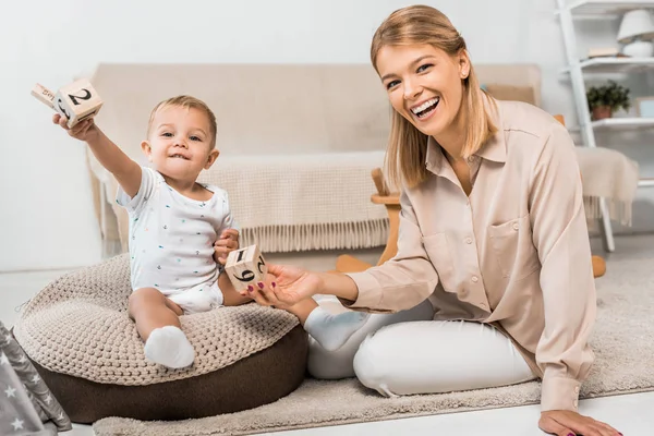 Madre Feliz Niño Pequeño Jugando Con Cubos Juguete Habitación Guardería — Foto de Stock