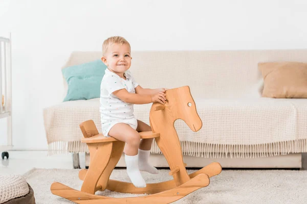 Schattige Lachende Peuter Zit Speelgoed Houten Paard — Stockfoto