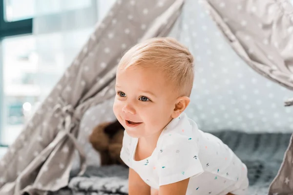 Glimlachend Schattig Peuter Met Baby Wigwam Achtergrond — Stockfoto