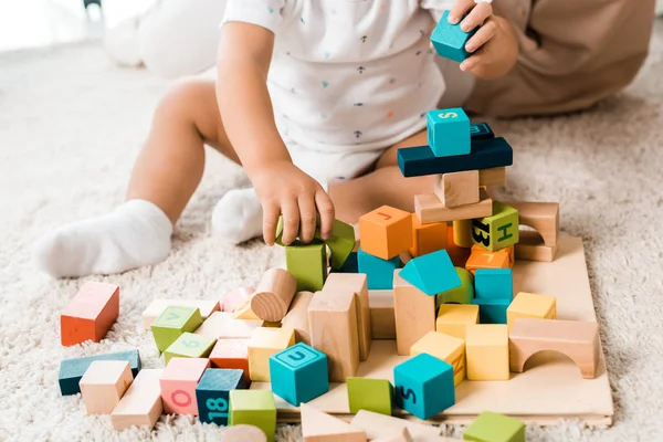 Vista Cortada Criança Adorável Brincando Com Cubos Coloridos — Fotografia de Stock