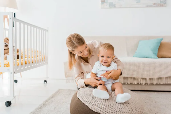 Adorable Niño Sonriendo Divirtiéndose Con Madre Habitación Guardería — Foto de Stock