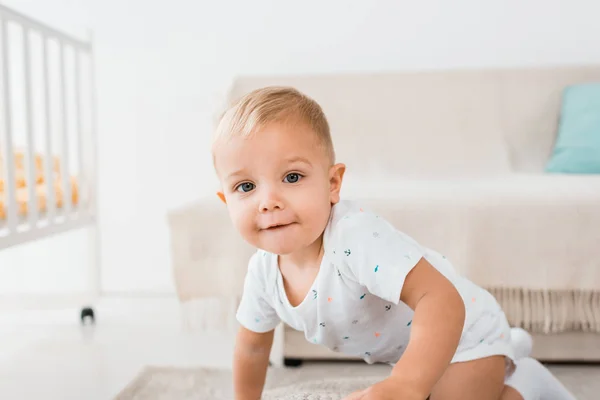 Entzückendes Kleinkind Blickt Auf Kamera Auf Weißem Raumhintergrund — Stockfoto