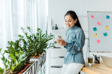akıllı telefon kullanma office Asya iş kadını gülümseyen güzel