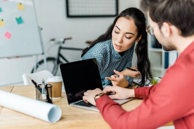 Çift ekranla Office ile dizüstü bilgisayar kullanarak Mimarlar