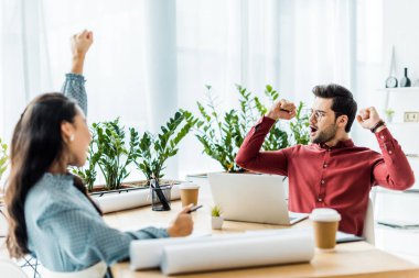 masada oturan ve Office proje üzerinde çalışırken tezahürat Mimarlar birkaç