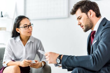 Asya işkadını gazete Office ile işadamı seyir
