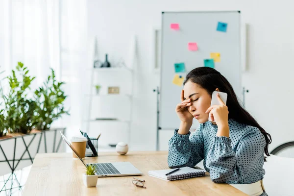 Stressed Asian Businesswoman Sitting Computer Desk Talking Smartphone Office — Stock Photo, Image