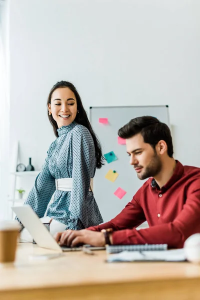 Projede Çalışan Dizüstü Bilgisayar Kullanma Office Çok Irklı Meslektaşlarının Seçici — Stok fotoğraf