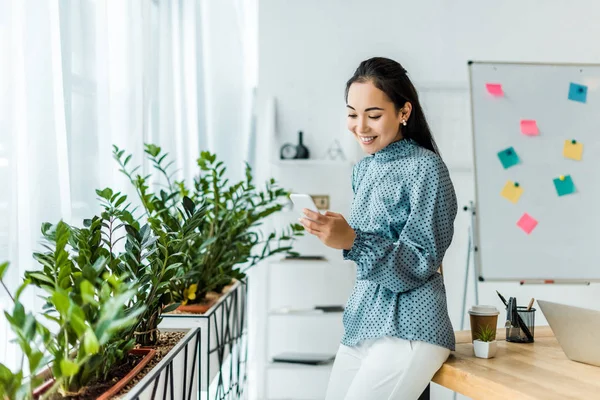 akıllı telefon kullanma office Asya iş kadını gülümseyen güzel