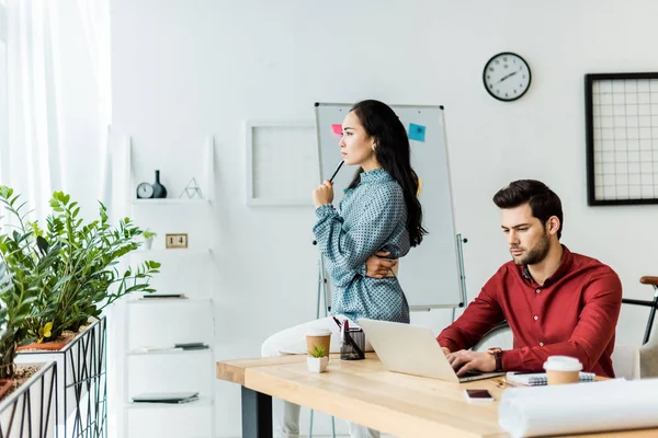 Arsitek Multietnis Bekerja Sama Kantor Modern — Stok Foto