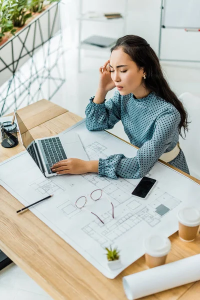 Estresado Asiático Mujer Arquitecto Tener Dolor Cabeza Mientras Utiliza Ordenador —  Fotos de Stock