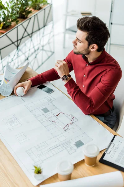 Knappe Mannelijke Architect Zitten Bezig Met Blauwdruk Kantoor — Stockfoto