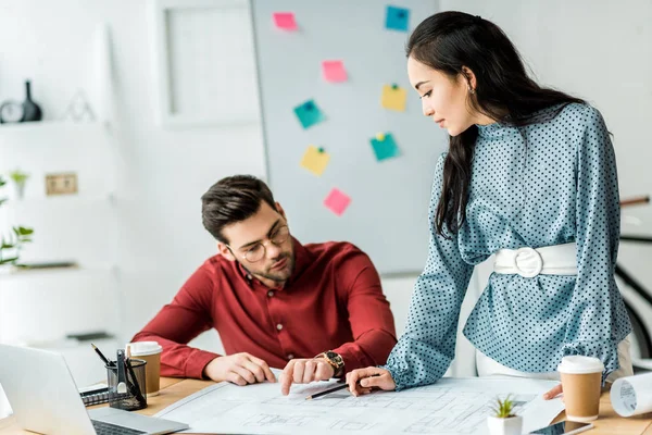 Couple Multiculturel Architectes Travaillant Sur Plan Dans Bureau — Photo