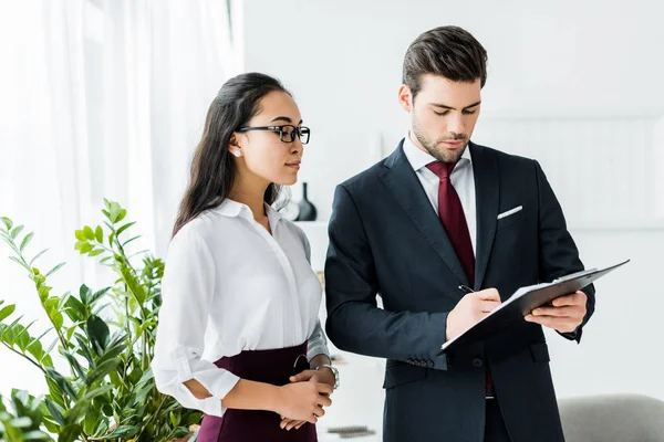 Focused Multiethnic Businesspeople Formal Wear Signing Contract Office — Stock Photo, Image