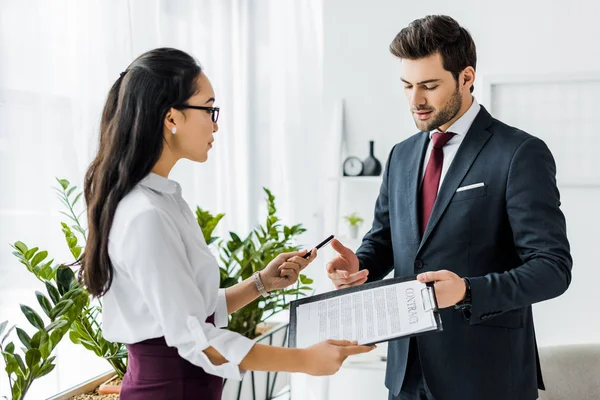 Geschäftsleute Offizieller Kleidung Unterzeichnen Vertrag Amt — Stockfoto