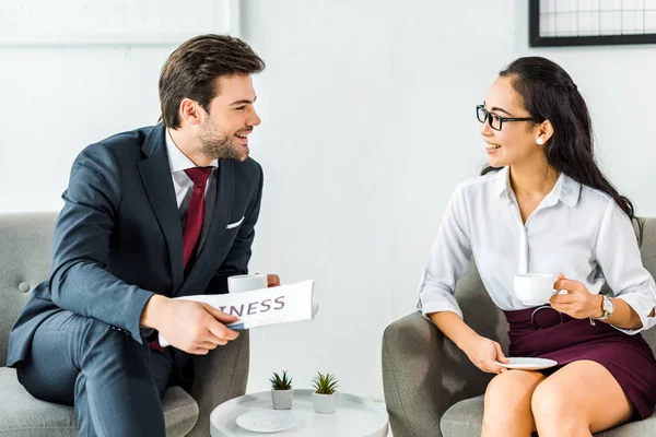 Empresarios Multiétnicos Con Periódico Tomando Café Oficina — Foto de Stock