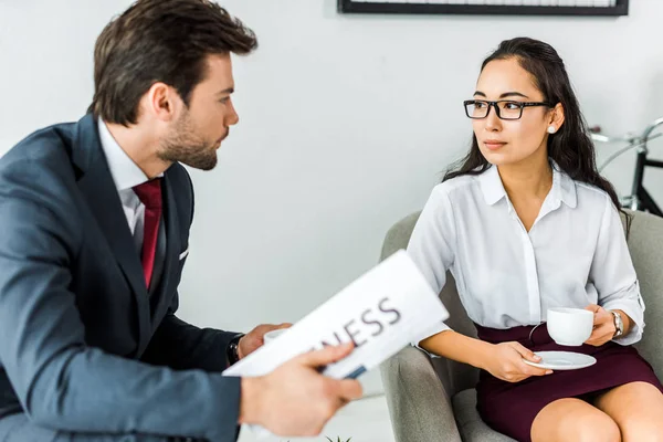 Multiethnische Geschäftsleute Mit Zeitung Bei Kaffeepause Büro — Stockfoto