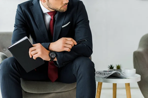 Ausgeschnittene Ansicht Eines Geschäftsmannes Formeller Kleidung Mit Notizbuch Büro — Stockfoto