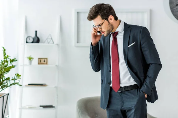 Schöner Geschäftsmann Formeller Kleidung Der Büro Mit Dem Smartphone Spricht — Stockfoto