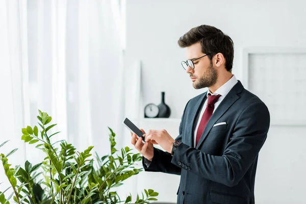 Homem Negócios Bonito Desgaste Formal Usando Smartphone Escritório — Fotografia de Stock