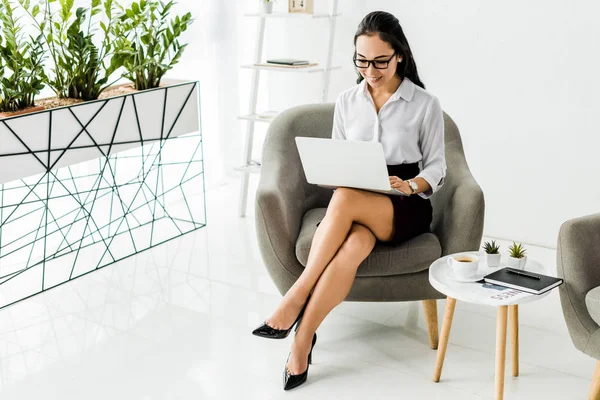 Hermosa Sonriente Asiático Mujer Negocios Gafas Sentado Sillón Uso Ordenador —  Fotos de Stock