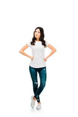 elle bel üzerinde duran ve üzerinde beyaz izole kamera bakarak kızgın kız görünümünü tam uzunlukta 