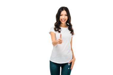 başparmak gösterilmesini ve üzerinde beyaz izole kamera gülümseyen güzel mutlu esmer kız