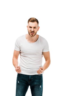 kızgın genç adam ayakta sıkışık yumruk ile ve üzerinde beyaz izole kamera bakıyor
