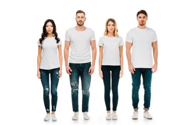duran ve üzerinde beyaz izole kamera bakarak tam boy görünüm ciddi genç erkek ve kadınlar beyaz t-shirt ve kot pantolon