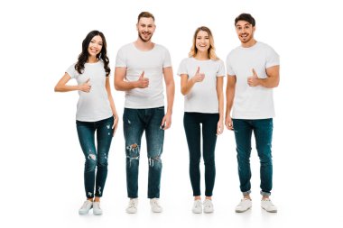 Tam boy görünüm başparmak gösterilmesini ve üzerinde beyaz izole kamera gülümseyen kadın ve mutlu genç erkek