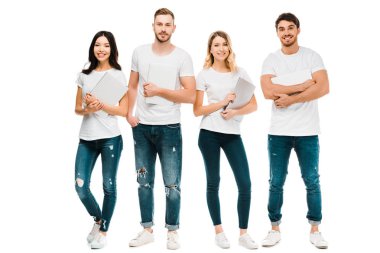 mutlu beyaz t-shirt ve gençlerin dizüstü bilgisayarlar tutarak ve üzerinde beyaz izole kamera gülümseyen kot
